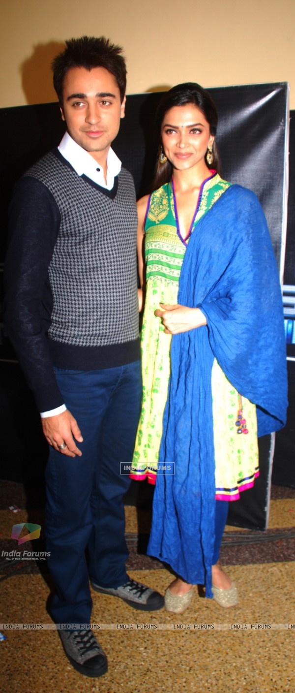 Deepika Padukone and Imran Khan on the set of saregama
