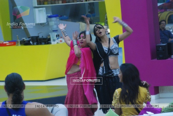 Bigg Boss -4 Contestants performing for Farah Khan in the house