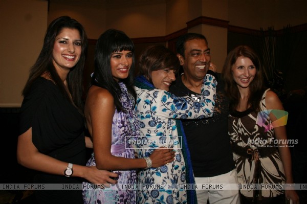 Vindoo, Sonika, Priyadarshani, Rohit and Claudia Ciesla at 'Zor Ka Jhatka' bash at JW Marriott Hotel