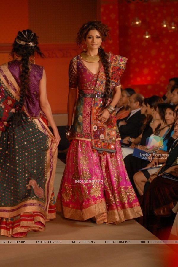 http://img.india-forums.com/images/600x0/119126-models-walk-the-ramp-for-ritu-kumar-fashion-show-at-taj-land-en.jpg
