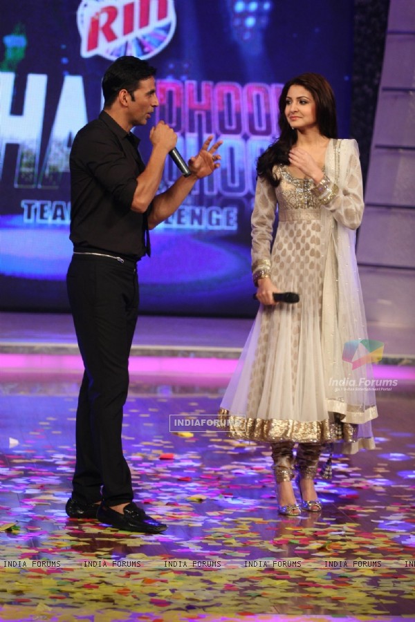 Akshay Kumar and Anushka Sharma on Chak Dhoom Dhoom 2 - Team Challenge