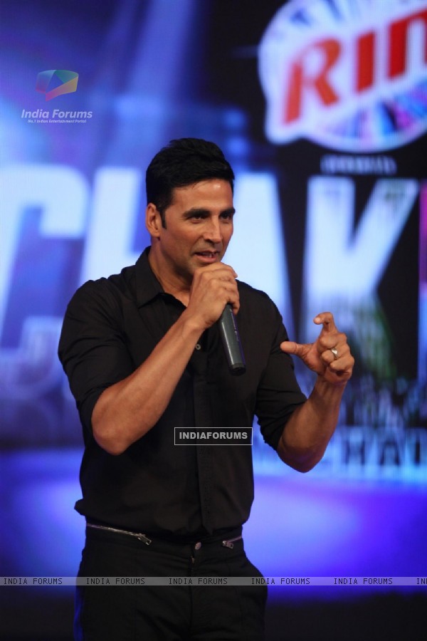 Akshay Kumar as a guest on Chak Dhoom Dhoom 2 - Team Challenge