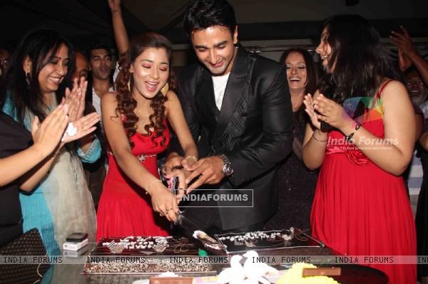 Cake Cutting Sara, Nishant Producer Rajita Sharma at 100 Episode Success Party of Ram Milaayi Jodi
