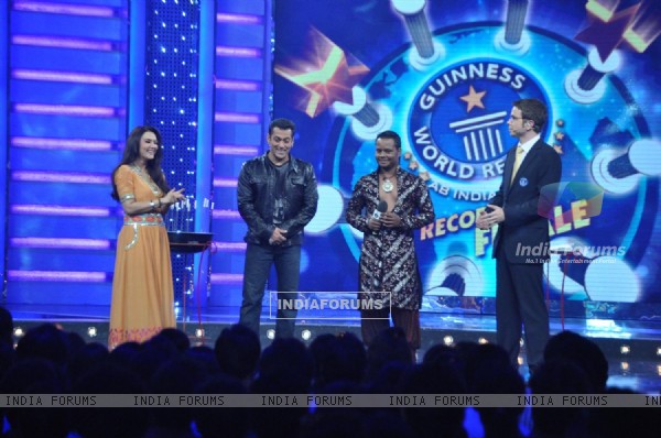 Preity and Salman on the sets of Guinness World Records at RK Studios