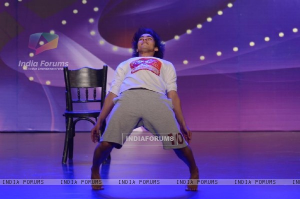 A contestant performs on JUST DANCE auditions held in Mumbai