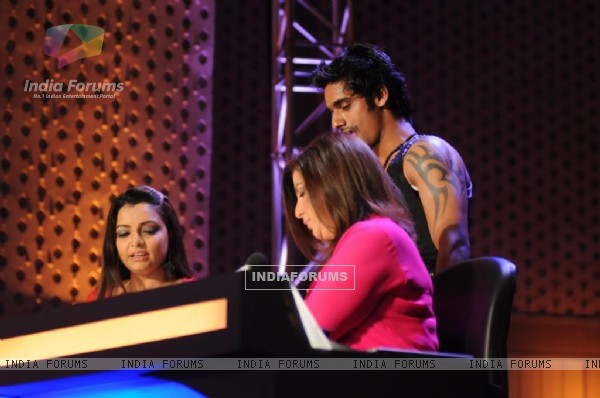 A contestant takes advise from Vaibhavi &amp; Farah post performance