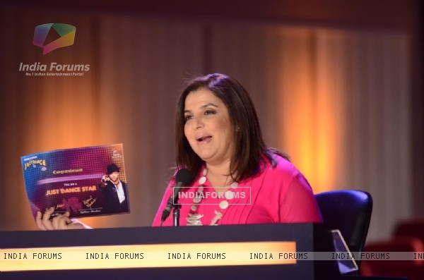 Farah Khan shows the certificate that the winners of the auditions are entitled to win