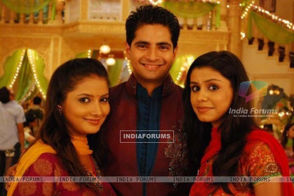Naitik with his sisters Rashmi and Nandini