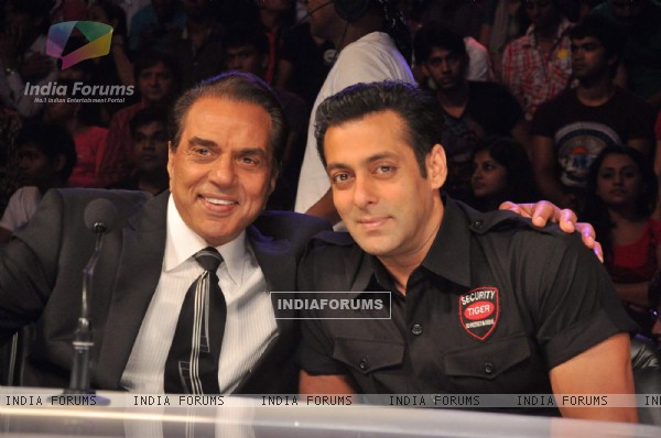 Dharmendra and Salman Khan promotes Bodyguard on the sets of &quot;India's Got Talent Season 3&quot; in Film City. .