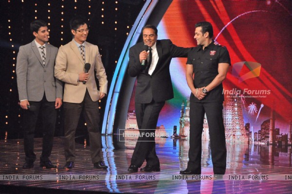 Dharmendra and Salman Khan promotes Bodyguard on the sets of &quot;India's Got Talent Season 3&quot; in Film City. .