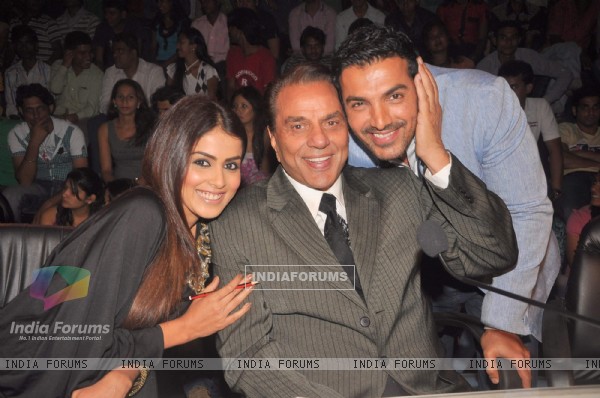 Genelia D'souza, Dharmendra and John Abraham on the sets of India's Got Talent at Film City. .