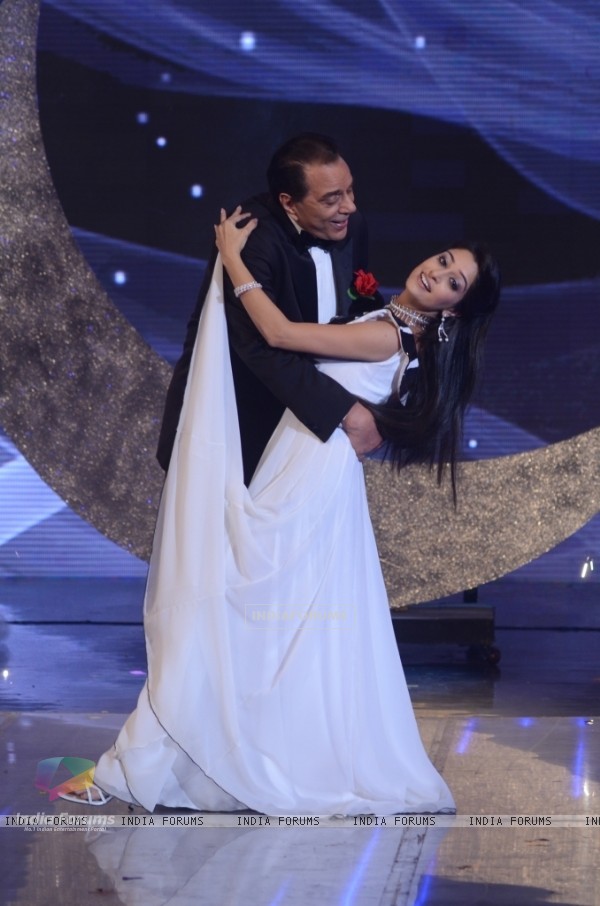 Dharamji shakes a leg with Dipika Samson on India's Got Talent 3 Grand Finale