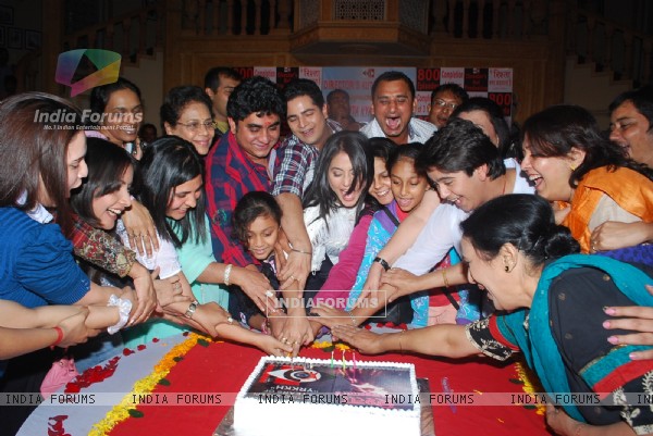 Cake cutting on the sets of 'Ye Rishta Kya Kehlata Hai' on completion of 800 episodes &amp; 3 Years