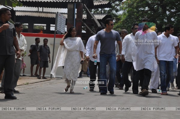 Salman Khan and Arpita Khan at Mona Kapoor's funeral at Pawan Hans