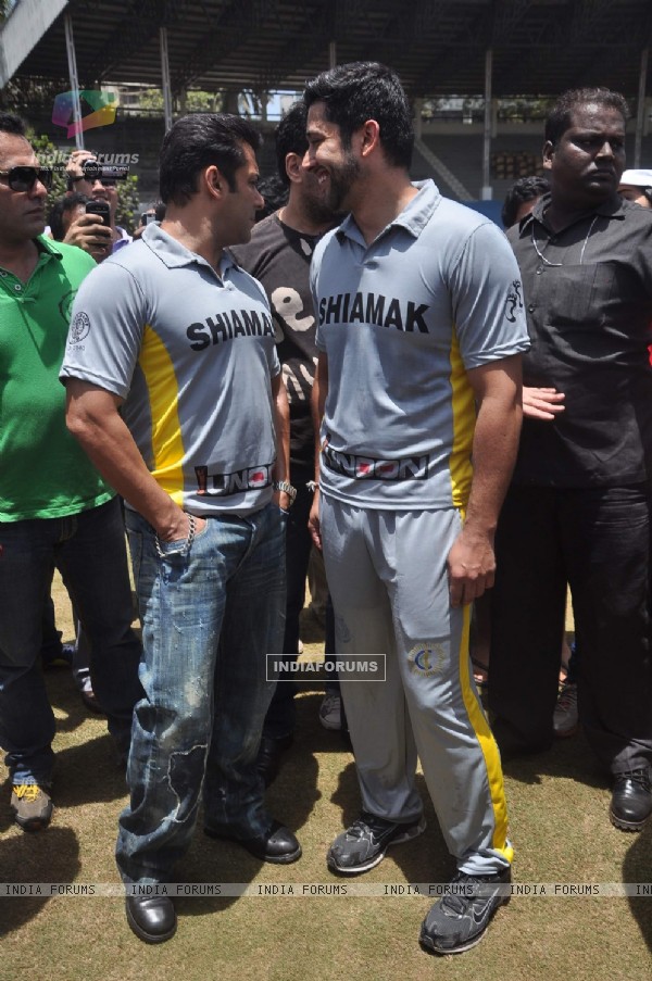 Actor Salman Khan and Aftab Shivdasani at the Junnon match organised by Roataract Club of HR College in Mumbai
