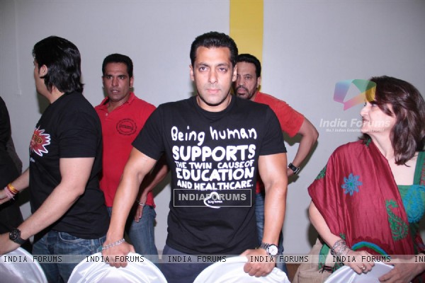 Salman Khan launches Prabodh Vasant Davkhare's fitness center &quot;NITRO Pure Fitness&quot;