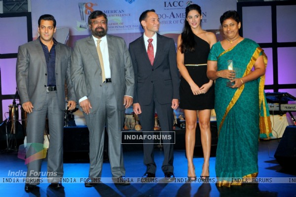 Salman &amp; Nargis at the 8th Indo-American Corporate Excellence Awards