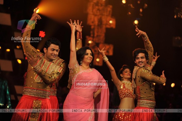 Shah Rukh, Katrina, Anushka promote Jab Tak Hai Jaan on the show India's Got Talent