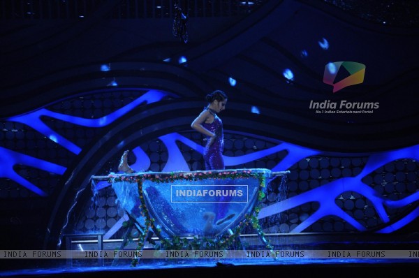 Bipasha &amp; Nawazuddin promote 'Aatma' on 'Nach Baliye 5'