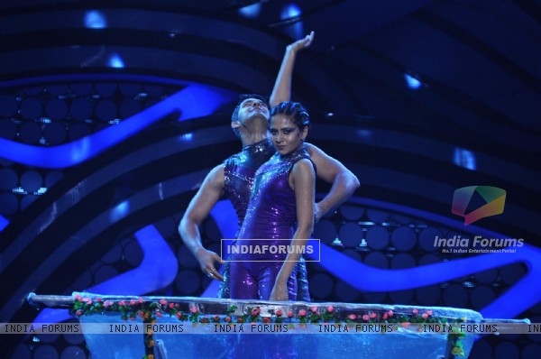 Bipasha &amp; Nawazuddin promote 'Aatma' on 'Nach Baliye 5'