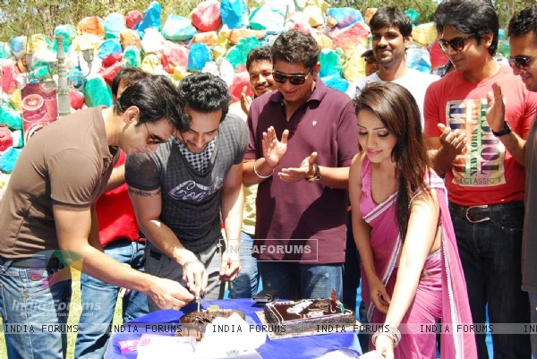 Angad's surprise birthday bash on the sets of Amrit Manthan
