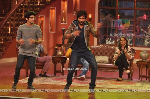 Shahid performs with a fan on Comedy Nights with Kapil
