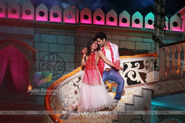 Roopal Tyagi and Ankit Gera perform on Zee TV Holi Mahotsav