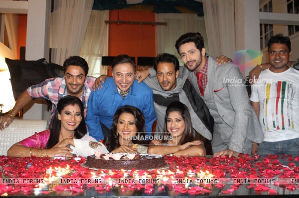 Main Na Bhoolungi's 100 episode celebration