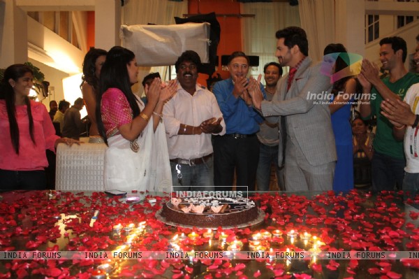 The cast cheer each other on Main Na Bhoolungi's 100 episode celebration