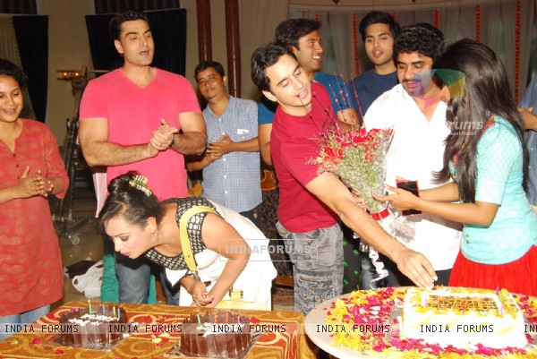 Ashita Dhawan celebrates her birthday withAur Pyar Ho Gaya celebrated the completion of 100 episodes