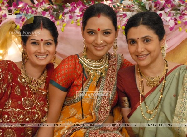 Resham, Pallavi and Supriya as Rasili, Ketki and Manda in Basera