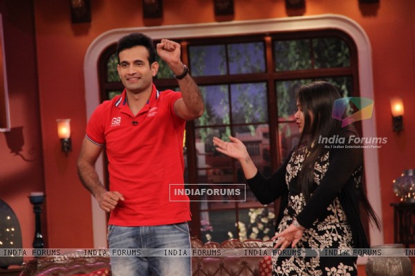 Irfan Pathan performs at the stage of Comedy Nights with Kapil