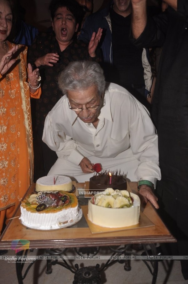 Rajkumar Kohli cutting his Birthday Cake