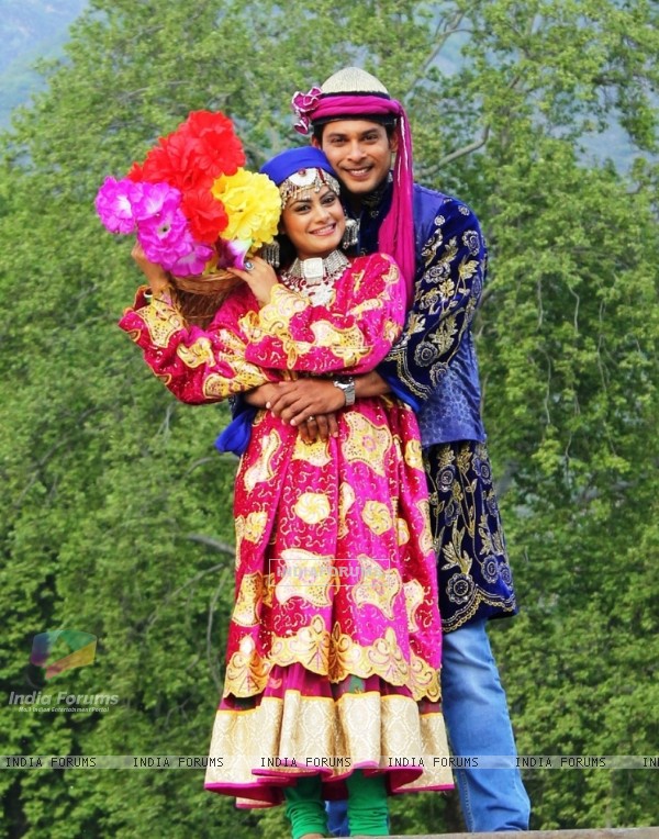 Siddharth Shukla and Toral Rasputra during Kashmir shoot