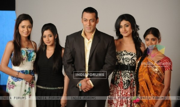 Salman Khan with Sara Khan,Ratan Rajput,Ragini Khanna and Tina Dutta