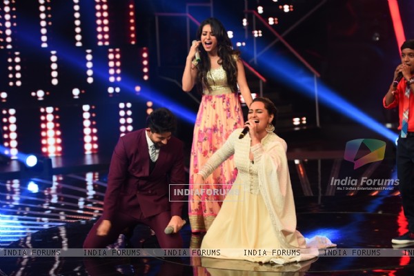 Sonakshi, Asha and Hussain on the Sets of Indian Idol Junior Season 2