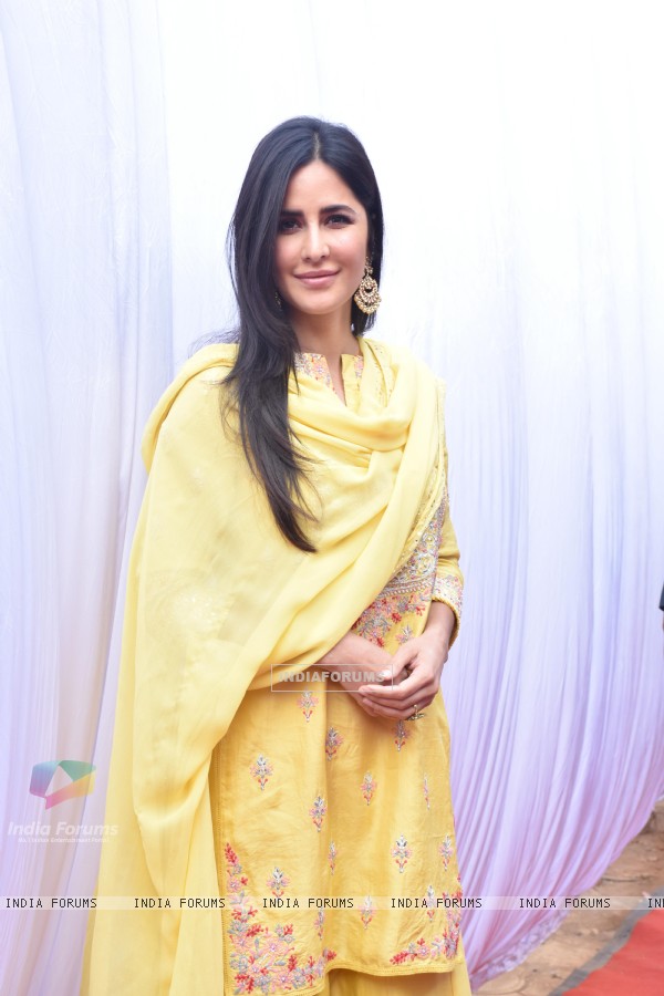 [Image: 444387-katrina-kaif-at-anurag-basu-saraswati-pooja.jpg]