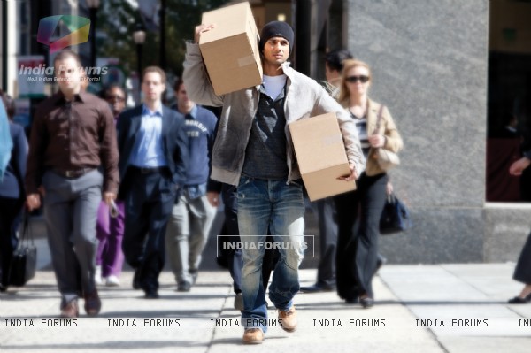 Shahid Kapoor carrying boxes