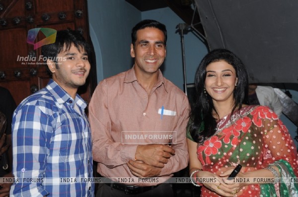 Akshay Kumar with Suhaana and Ishaan
