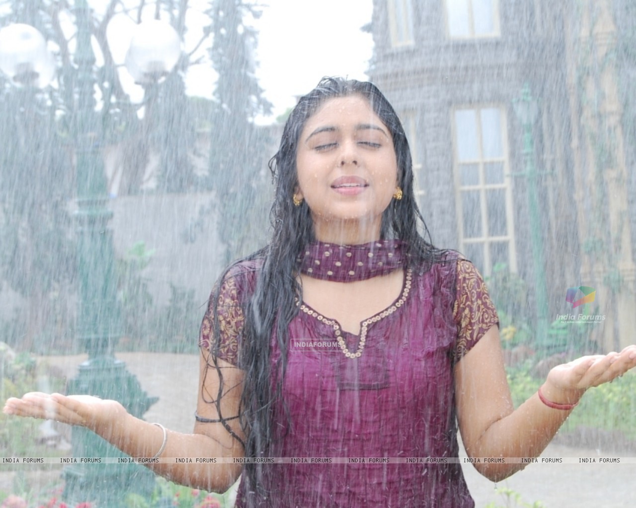 Nivedita enjoying rain (93066) size:1280x1024