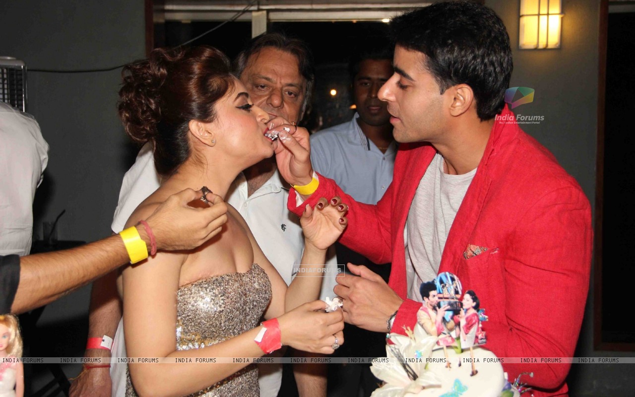 https://img.india-forums.com/wallpapers/1280x800/274771-mahhi-vij-with-gautam-rode-at-mahhi-vij-birthday-celebration.jpg